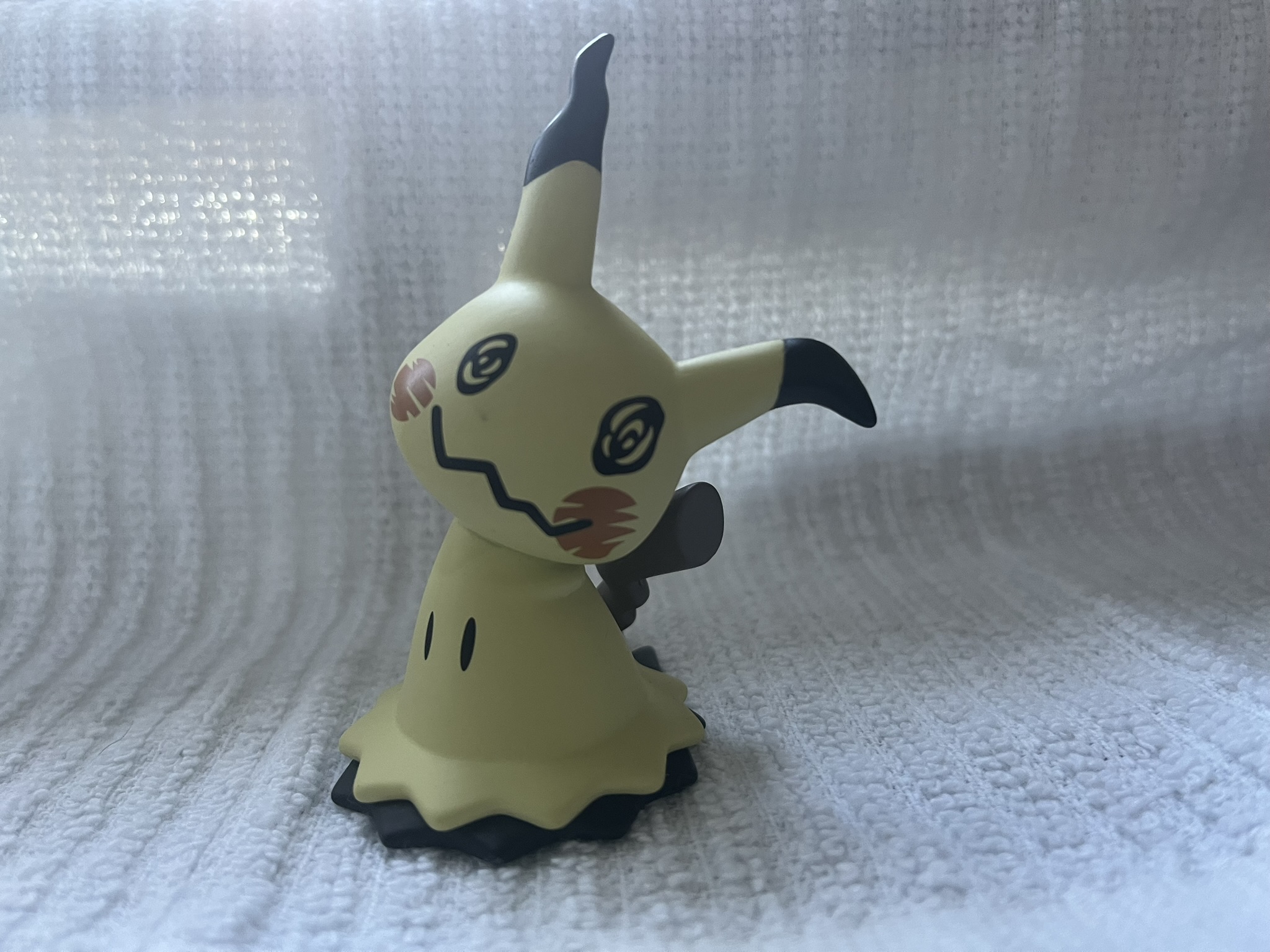 I collect every figure and plush of Mimikyu that I see, this one is my favourite simple figure of him that I own. Since he is my favourite little guy I really wanted to make him.